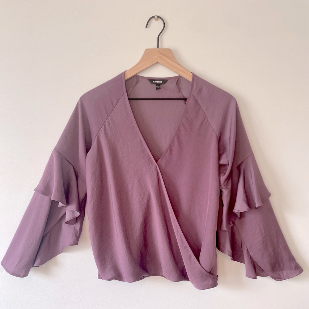 EXPRESS V NECK RUFFLE TOP. SIZE SMALL. PURPLE.
